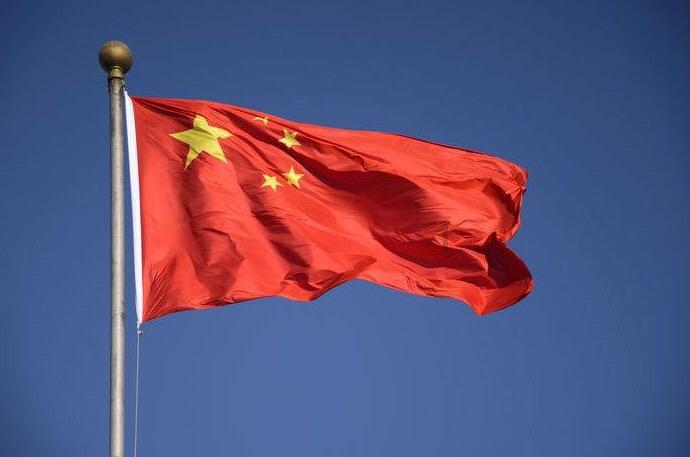 一个你玩的的女朋友，叫你绝对做到信任她，尊重她，所有她的一切都是我照顾，我一直在拿钱，她是不是骗我